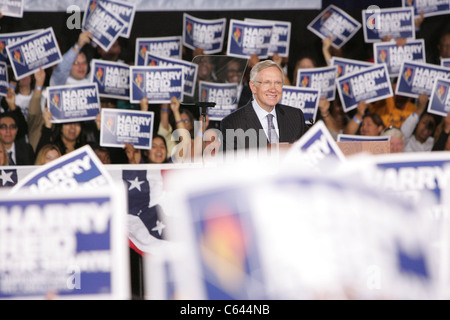 Le sénateur du Nevada Harry Reid participeront à un compte à rebours jusqu'à la victoire, rallye pour les Démocrates, Gymnase de l'école Haute Canyon Springs, North Las Vegas, NV Le 1 novembre 2010. Photo par : James Atoa/Everett Collection Banque D'Images