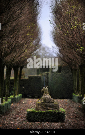 Avenue avec unicorn satue à Cothay Manor près de Wellington, Somerset UK Banque D'Images