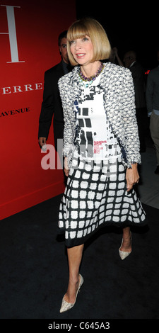 Anna Wintour en apparence en magasin pour CH Carolina Herrera New York Inauguration le magasin fashion's Night Out 2010, CH Carolina Herrera Magasin de New York, New York, NY Le 10 septembre 2010. Photo par : Desiree Navarro/Everett Collection Banque D'Images