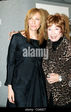 Toni Collette, Shirley MacLaine, lors de la conférence de presse dans ses souliers en première mondiale au Festival du Film de Toronto, l'hôtel Sutton Place, Banque D'Images