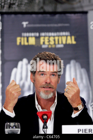 Pierce Brosnan à la conférence de presse pour le matador en première mondiale au Festival du Film de Toronto, Sutton Place Hotel, Toronto, ON, le 15 septembre 2005. Photo par : Malcolm Taylor/Everett Collection Banque D'Images