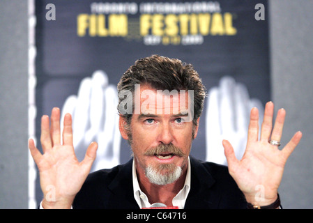 Pierce Brosnan à la conférence de presse pour le matador en première mondiale au Festival du Film de Toronto, Sutton Place Hotel, Toronto, ON, le 15 septembre 2005. Photo par : Malcolm Taylor/Everett Collection Banque D'Images