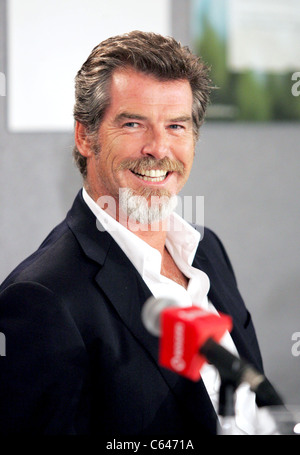 Pierce Brosnan à la conférence de presse pour le matador en première mondiale au Festival du Film de Toronto, Sutton Place Hotel, Toronto, ON, le 15 septembre 2005. Photo par : Malcolm Taylor/Everett Collection Banque D'Images