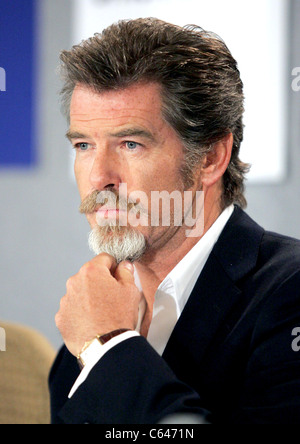 Pierce Brosnan à la conférence de presse pour le matador en première mondiale au Festival du Film de Toronto, Sutton Place Hotel, Toronto, ON, le 15 septembre 2005. Photo par : Malcolm Taylor/Everett Collection Banque D'Images