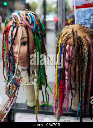 Deux têtes de mannequin avec des dreadlocks multicolores, marché Camden, Londres, Angleterre, Royaume-Uni,GO Banque D'Images