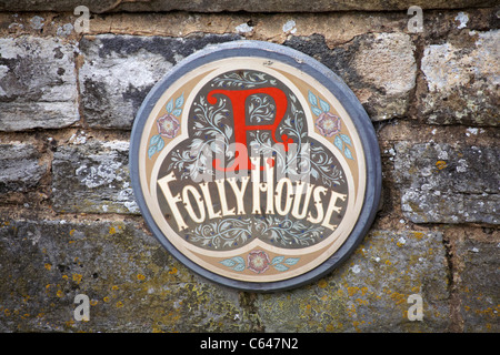 Plaque signalétique de Folly House qui était l'ancien vicarage dans Church Lane, Romsey, Hampshire, Royaume-Uni en août Banque D'Images