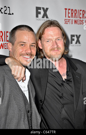 Michael Raymond-James, Donal Logue aux arrivées de terriers Premiere sur FX, l'Arclight Cinemas, Los Angeles, CA le 7 septembre 2010. Photo par : Robert Kenney/Everett Collection Banque D'Images