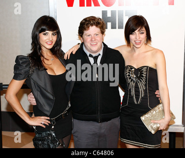 Sunny Leone, Zack Pearlman, Krysta Rodriguez aux arrivées pour la virginité frappé Premiere, Regal Cinemas à L.A. Vivre, Los Angeles, CA le 7 septembre 2010. Photo par : Craig Bennett/Everett Collection Banque D'Images