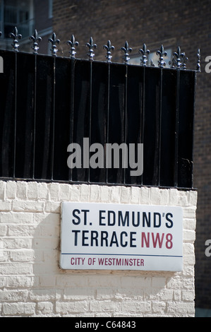 St Edmund's Terrace, W8, City of westminster street sign on wall à Londres. Banque D'Images