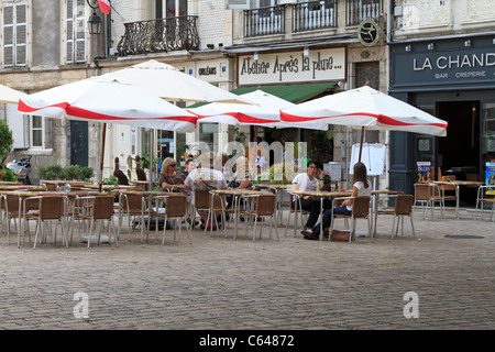 Les touristes à la terrasse d'un café à la place de la République, Orleans, Loiret, France. Banque D'Images