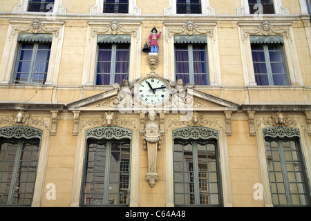 L'horloge Jacquemard, en face de l'Hôtel de Ville Nîmes, France Banque D'Images