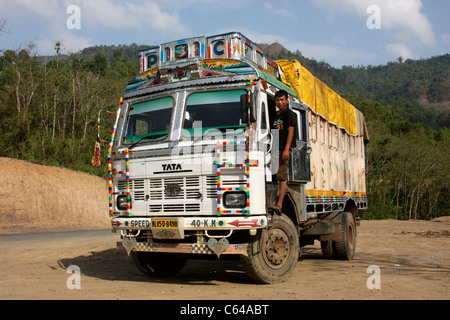 Conducteur monte dans son camion transporteur de marchandises Tata sur une jungle déserte route de l'Est de l'Inde du nord Nagaland Mon Banque D'Images