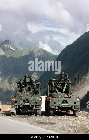 Deux véhicules de dépannage lourd de l'armée indienne le spectaculaire col Zojila garde dans l'himalaya Ladakh Inde du nord Banque D'Images