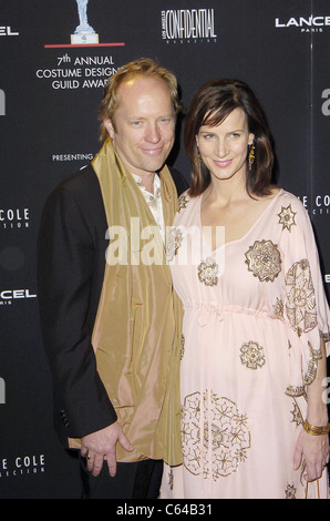 Andrew Taylor, Rachel Griffiths aux arrivées de 7e Les concepteurs de costumes Guild Awards, le Beverly Hilton Hotel, Los Angeles, CA, le 19 février 2005. Photo par : Michael Germana/Everett Collection Banque D'Images