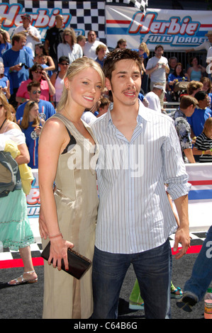 Justin Long, Kaitlin Doubleday aux arrivées de Herbie : Fully Loaded Première mondiale, El Capitan Theatre, Los Angeles, CA, le 19 juin 2005. Photo par : Michael Germana/Everett Collection Banque D'Images