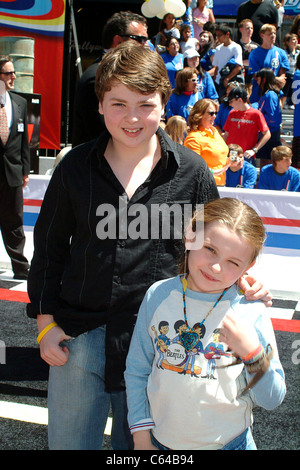 Spencer Breslin, Abigail Breslin aux arrivées de Herbie : Fully Loaded Première mondiale, El Capitan Theatre, Los Angeles, CA, dimanche 19 juin 2005. Photo par : Tony Gonzalez/Everett Collection Banque D'Images