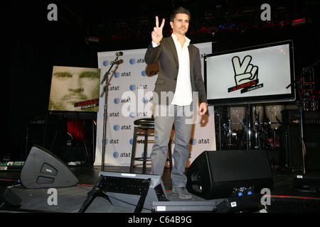 Juanes lors d'une apparition publique pour Juanes annonce la publication d'un nouvel album, P.A.R.C.E., Irving Plaza, New York, NY Le 8 décembre 2010. Photo par : Rob Kim/Everett Collection Banque D'Images