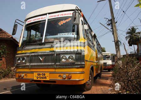 Vue de face montrant chrome travailler sur le bus local dans le sud du village de Goa. Poinguinim Goa Inde Banque D'Images