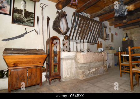 Intérieur du Mas de la pyramide, une maison troglodyte, maison ou d'un logement près de Saint-Rémy-de-Provence, Provence, France Banque D'Images