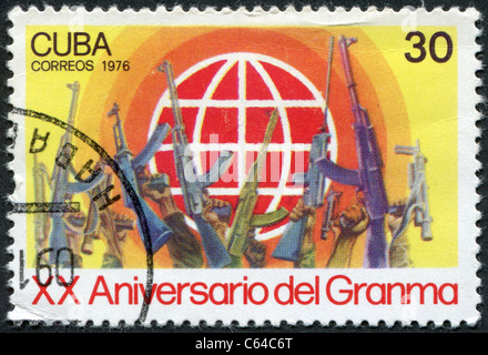 CUBA - 1976 : timbre imprimé à Cuba, est dédié au 20e anniversaire de la révolution, montre une arme automatique Banque D'Images