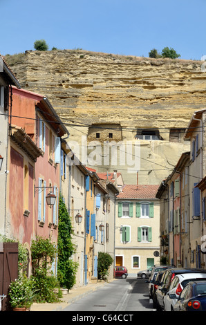 Saint-Chamas, ancien village et scène de rue avec maisons troglodytes à Cliff face, Etang de Berre, Provence, France Banque D'Images