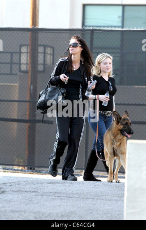 Nicky Hilton (portant un sac Balenciaga) marcher un chien alors que des courses avec un ami, près de Maxfield boutique dans West Hollywood, Los Angeles, CA, le vendredi 22 avril 2005. Photo par : Maximillion/Everett Collection Banque D'Images