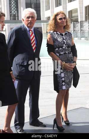 IMG Président et chef de la Ted Forstmann, Council of Fashion Designers of America Président Diane von Furstenberg lors de la conférence de presse de lancement de la Semaine de la mode Mercedes-Benz et le Lincoln Center, Columbus Avenue, New York, NY 8 septembre 2010. Photo par : Rob Kim/Everett Collection Banque D'Images