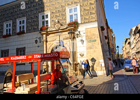 Place du vieux marché avec les touristes et de vieux bâtiments historiques, à Cracovie, en Pologne. Banque D'Images