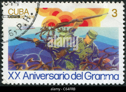 CUBA - 1976 : timbre imprimé à Cuba, est dédié au 20e anniversaire de la révolution, montre des soldats armés Banque D'Images