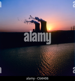Les tours de refroidissement de la centrale nucléaire du Tricastin, coucher de Cruas-Meysse, Pierrelatte, Drôme, Provence, France, Europe Banque D'Images