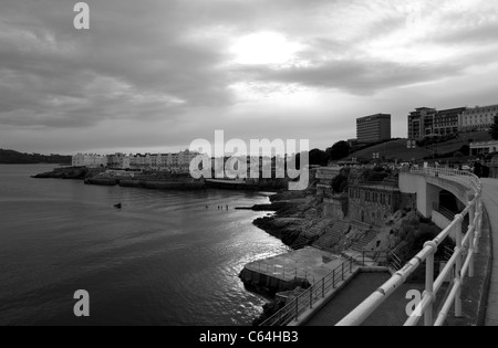 Plymouth Hoe et promenade du front de mer qui donne sur Plymouth Sound au coucher du soleil - en noir et blanc. Banque D'Images