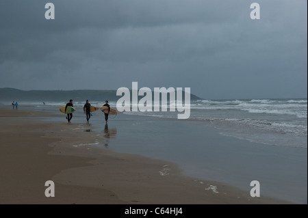 Cornwall, Whitsand Bay sur un jour venteux nuageux - des surfeurs dans l'arrière-plan. Banque D'Images