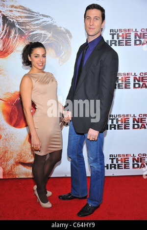 Pablo Schreiber devant le hall des arrivées pour les trois jours Première, Le Ziegfeld Theatre, New York, NY Le 9 novembre 2010. Photo par : Gregorio T. Binuya/Everett Collection Banque D'Images