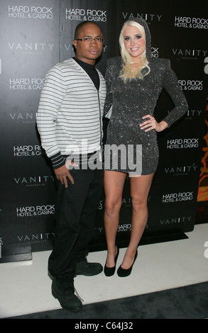 Sam Jones III, Karissa Shannon en présence de Karissa et Kristina Shannon's Anniversaire à Vanity Nightclub, le Hard Rock Hotel & Casino, Las Vegas, NV, le 2 octobre 2010. Photo par : James Atoa/Everett Collection Banque D'Images