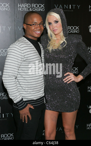 Sam Jones III, Karissa Shannon en présence de Karissa et Kristina Shannon's Anniversaire à Vanity Nightclub, le Hard Rock Hotel & Casino, Las Vegas, NV, le 2 octobre 2010. Photo par : James Atoa/Everett Collection Banque D'Images