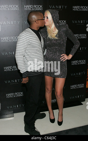 Sam Jones III, Karissa Shannon en présence de Karissa et Kristina Shannon's Anniversaire à Vanity Nightclub, le Hard Rock Hotel & Casino, Las Vegas, NV, le 2 octobre 2010. Photo par : James Atoa/Everett Collection Banque D'Images