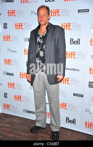 Woody Harrelson aux arrivées de BUNRAKU première projection au Festival International du Film de Toronto (TIFF), Ryerson Theatre, Toronto, le 11 septembre 2010. Photo par : Gregorio T. Binuya/Everett Collection Banque D'Images