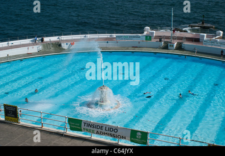 Tinside Lido sur Plymouth Hoe, le bord de l'eau dans le Devon. Banque D'Images