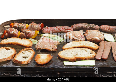 Barbecue avec de la viande, des saucisses, du pain et des légumes isolated on white Banque D'Images