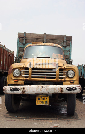 Camion Bedford vintage décoration datant du début des années 60 encore dans l'ouest du Bengale en Inde Banque D'Images