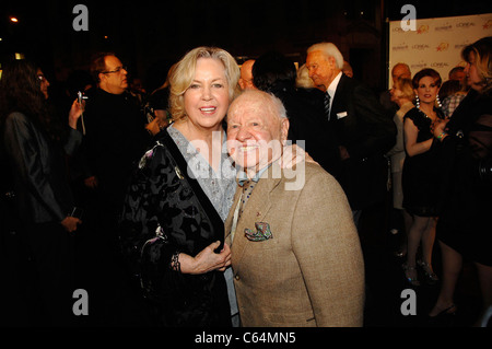 Jan Rooney, Mickey Rooney présente à Hollywood Walk of Fame 50ème célébration, Hollywood & Highland Grand Ballroom, Los Angeles, CA 3 novembre 2010. Photo par : Michael Germana/Everett Collection Banque D'Images