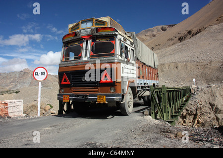 Camion Tata traversant un pont dans l'himalaya sur le chemin dangereux à Leh Ladakh Inde du nord Banque D'Images