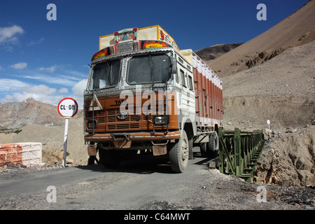 Camion Tata décorés de traverser un pont dans l'himalaya sur le chemin dangereux à Leh Ladakh Inde du nord Banque D'Images