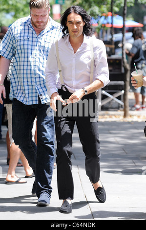 Russell Brand, promenades à sa roulotte au film 'Arthur' situé dans l'East Village dehors et environ pour la célébrité CANDIDS - lundi, Banque D'Images