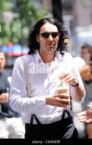 Russell Brand, promenades à sa roulotte au film 'Arthur' situé dans l'East Village dehors et environ pour la célébrité CANDIDS - lundi, Banque D'Images