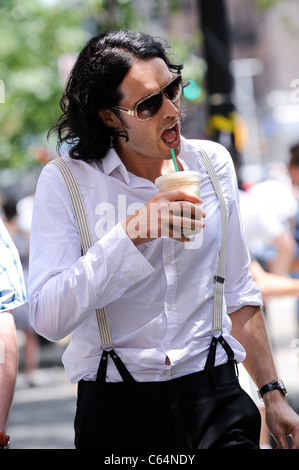 Russell Brand, promenades à sa roulotte au film 'Arthur' situé dans l'East Village dehors et environ pour la célébrité CANDIDS - lundi, Banque D'Images