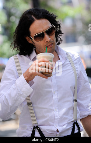 Russell Brand, promenades à sa roulotte au film 'Arthur' situé dans l'East Village dehors et environ pour la célébrité CANDIDS - lundi, Banque D'Images