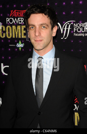 B.J. Novak présents pour la première variété d'alimentation annuelle d'événement d'humour, le Club Nokia, Los Angeles, CA 4 décembre 2010. Photo par : Dee Cercone/Everett Collection Banque D'Images