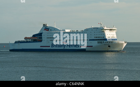 Brittany Ferries Pont Aven arrivant à Plymouth Sound, en début de soirée Banque D'Images