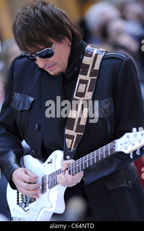 Richie Sambora sur scène pour NBC Today Show Concert avec Bon Jovi, Rockefeller Plaza, New York, NY Le 12 novembre 2010. Photo par : Kristin Callahan/Everett Collection Banque D'Images